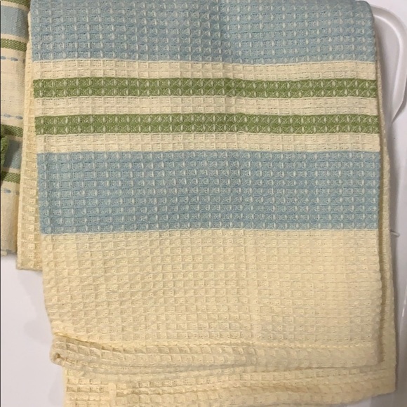 Southern LivingSet-Baking gloves and dish towels - Picture 3 of 6